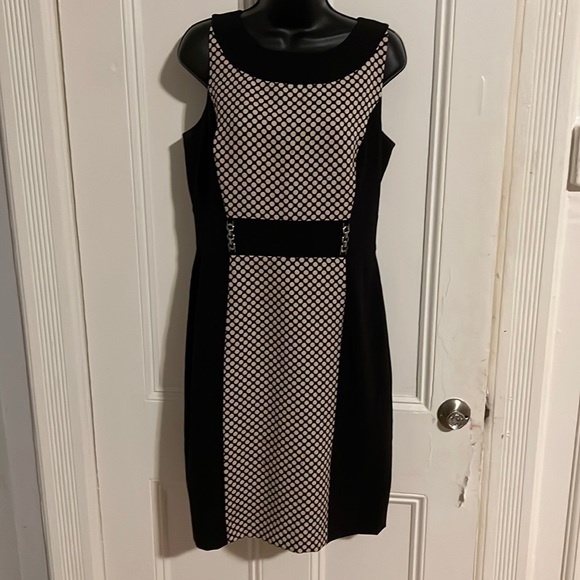 Tahari Black & White Geometric Sheath Dress Size 8 - Picture 3 of 4